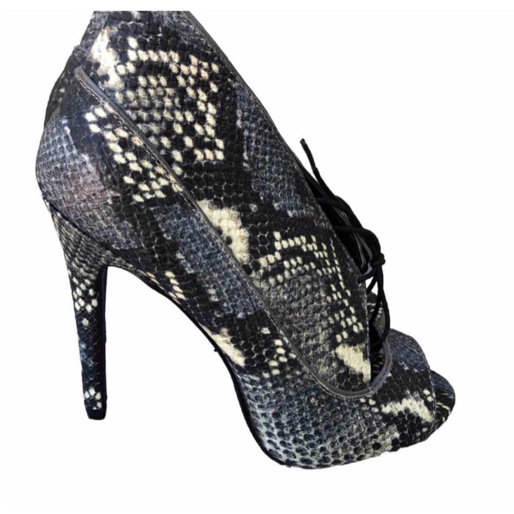 Pour La Victoire Snakeskin Peep Toe Heels. Size 7.